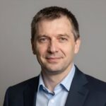 Профессиональный портрет уверенного российского бизнесмена для форума юристов по авторскому праву Рудела Legal
